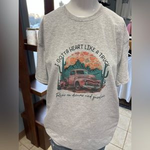 Brand new unisex T-shirt Lainey Wilson I got a heart like a truck